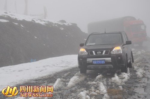 甘孜炎炎夏日 折多山却现“七月飞雪”(图)